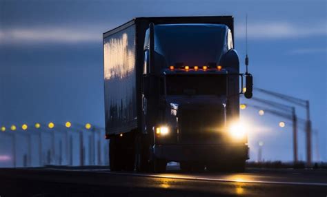 9 Tips for Driving Semi Truck at Night | Extra Mile Tx International