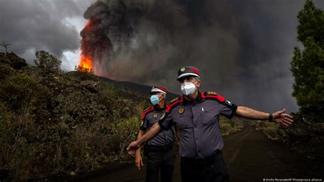 La Palma volcano eruptions force evacuation of 3 towns – DW – 09/24/2021