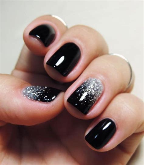 Glitter nail polish - the playful NYE habit - HipBoulevard