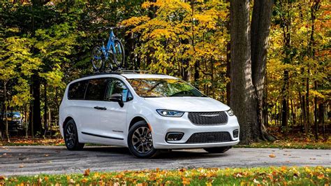 A Complete Review of the Chrysler Pacifica | Merchants Auto