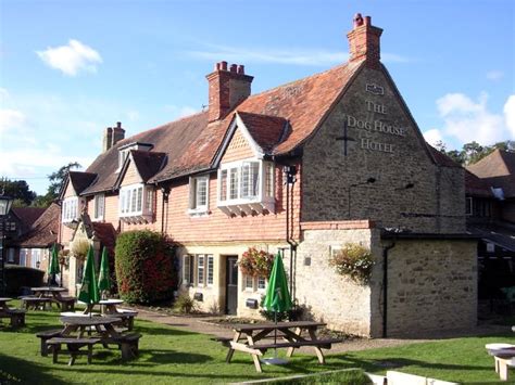 Dog House Hotel, near Frilford Heath © Alan Iwi cc-by-sa/2.0 :: Geograph Britain and Ireland