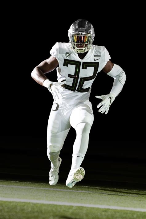 Oregon Ducks unveil new football uniforms (PHOTOS)