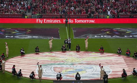 Emirates gets Benfica fans on their feet