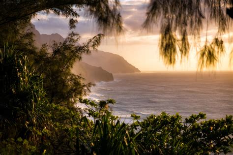 A stormy sunset on the Nā Pali Coast [2000x1333][OC] : r/EarthPorn