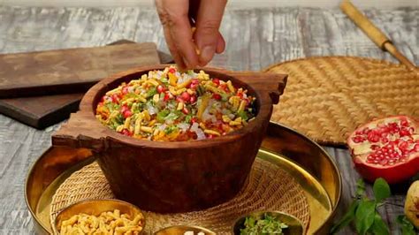 Indori Poha recipe - Traditional Indori Poha Recipe - Yummefy Recipes