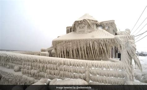 ''Ice Castle'': New York Restaurant Entirely Covered In Giant Icicles ...