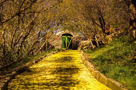 Striking photo series of abandoned Land of Oz theme park