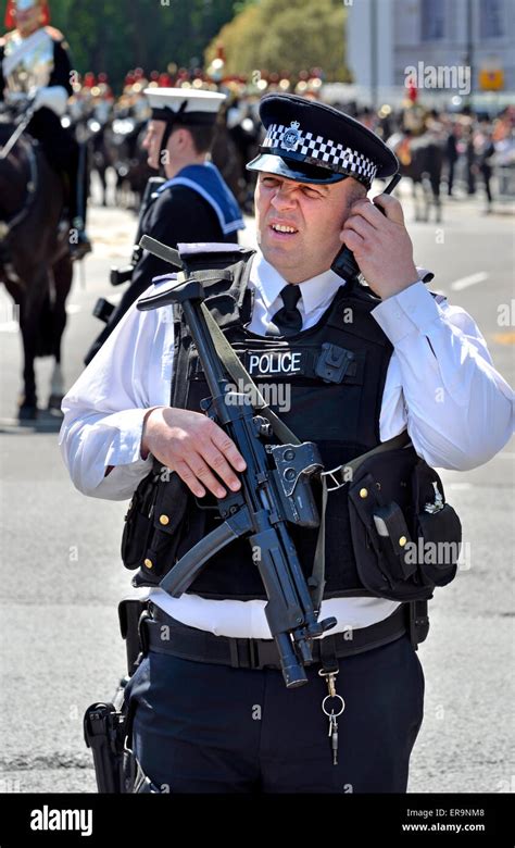 London, England, UK. Armed police officer with a Heckler & Koch MP5 9mm ...