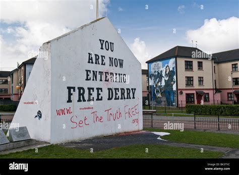 Londonderry murals hi-res stock photography and images - Alamy