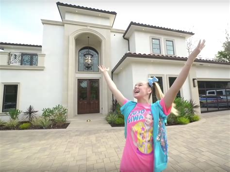 Jojo Siwa House Tour - See inside JoJo Siwa's insane new house with its own '7-Eleven' station ...