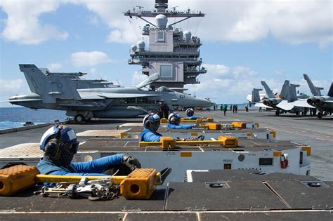 USS Gerald R. Ford (CVN 78) lines up spotting dollys on the flight deck ...