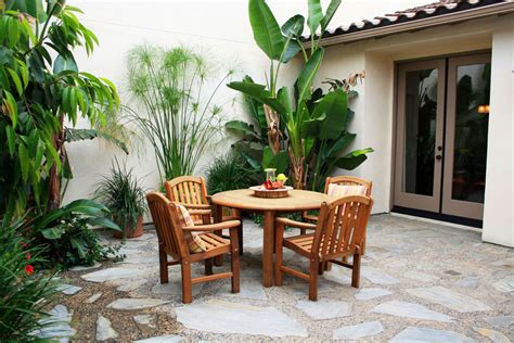 Intimate Courtyards Add Character And Coziness to Private Spaces ...