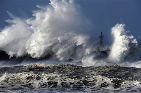 PICTURES: Giant Waves Crashing - Business Insider