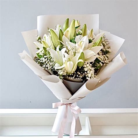 Pink or White lilies bouquet