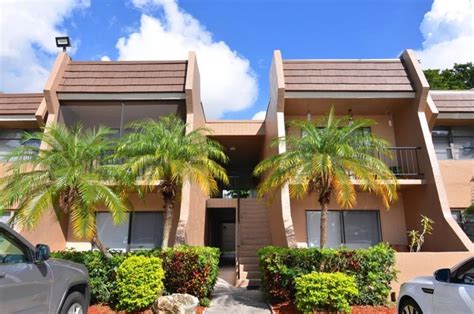 Courtyards at Miami Lakes Rentals - Hialeah, FL | Apartments.com