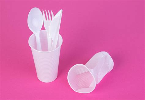 Plastic cutlery on pink background - Creative Commons Bilder