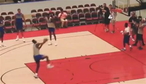 130-kilogram Freshman dunks from the free throw line with absurd ease