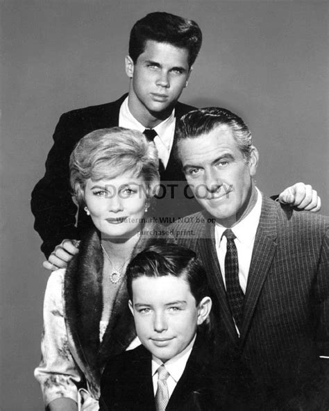 'LEAVE IT TO BEAVER' CAST FAMILY TV SITCOM - 8X10 PUBLICITY PHOTO (BB-133)