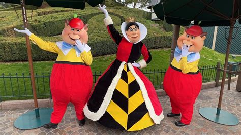 The Queen of Hearts Greets us with Tweedle Dee & Tweedle Dum at Disneyland Paris - March 2023 ...