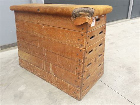 Worn gymnastics vault (H 90cm), vaulting box, industrial - Catawiki