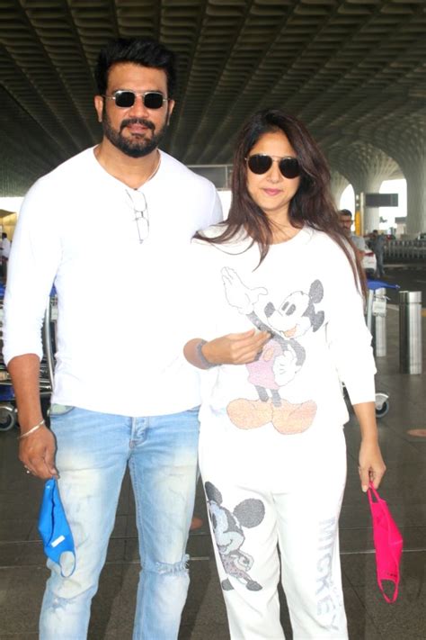 : Mumbai: Sharad Kelkar With Wife Keerti Gaekwad Kelkar Spotted at Airport Departure in Mumbai