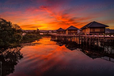 «Sunset Over Inle Lake, Myanmar» del colaborador de Stocksy «Jino Lee ...