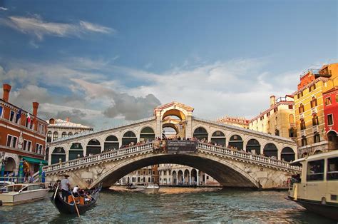 Rialto Bridge, The Old Bridge with Romantic Impression - Traveldigg.com