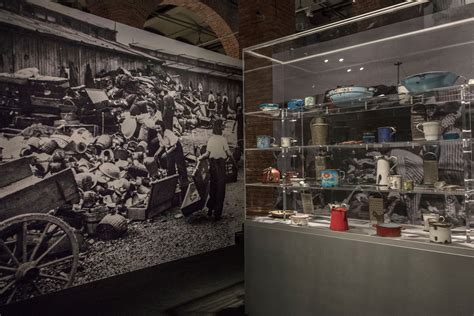 Auschwitz Exhibit – Travelling Exhibition Showcases