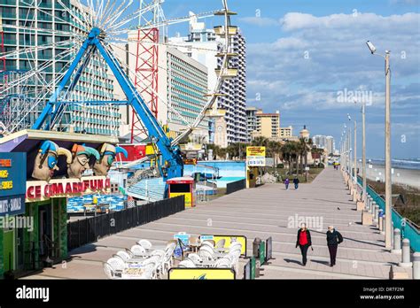 Couples walking near Ferris wheel in the Daytona Beach boardwalk Stock Photo: 66306876 - Alamy