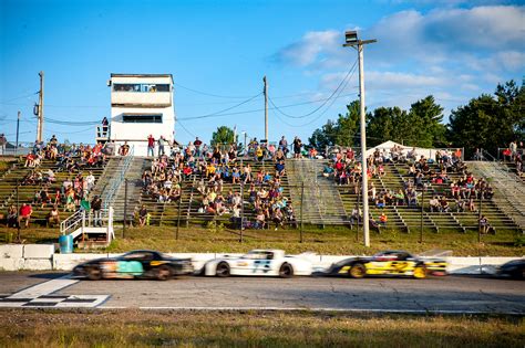 Photo essay: A look at the loud, unpredictable action at Hudson Speedway - The Boston Globe