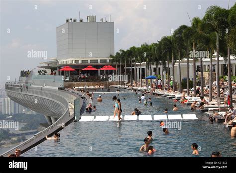 The swimming pool on the top of Marina Bay Sand Hotel, Singapore Stock Photo: 39979242 - Alamy