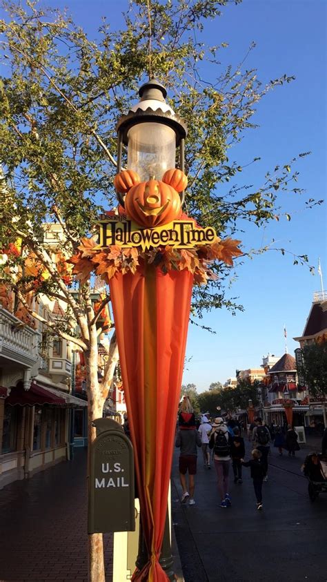 Happy Halloween from Disneyland : r/Disneyland