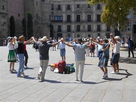 Catalan Traditions: Sardana Dance in Barcelona | Barcelona Connect