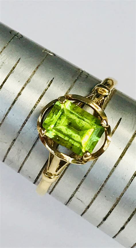 Stunning vintage 9ct yellow gold Peridot ring - fully hallmarked