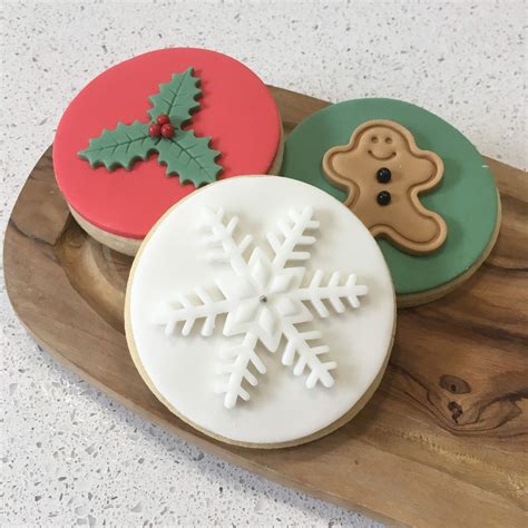 Christmas Decoration Gift Box of Biscuits - Yumbles.com