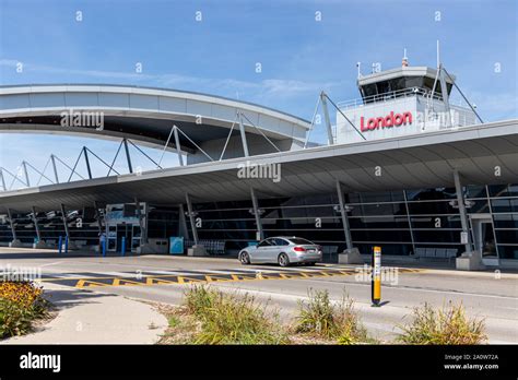 Airport drop off area hi-res stock photography and images - Alamy