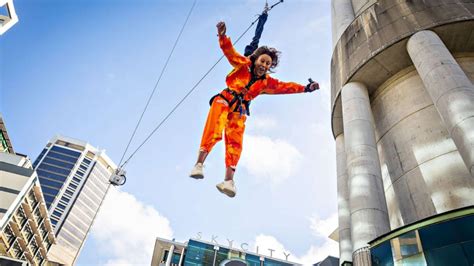 Robin Roberts makes 'once-in-a-lifetime' jump from New Zealand Sky ...