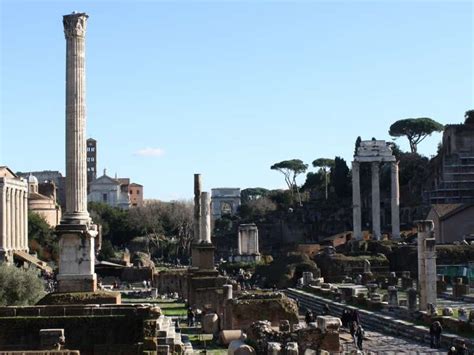 Tour of Colosseum and Roman Forum in small group, skip the line tickets