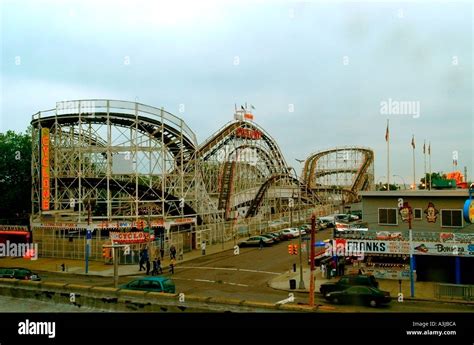 The Cyclone Roller Coaster at Coney Island Stock Photo - Alamy