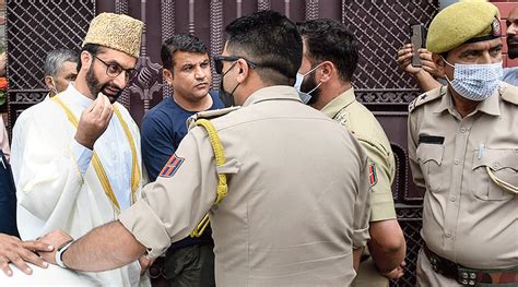 Jama Masjid | Mirwaiz Umar Farooq exposes ‘no house arrest’ lie - Telegraph India