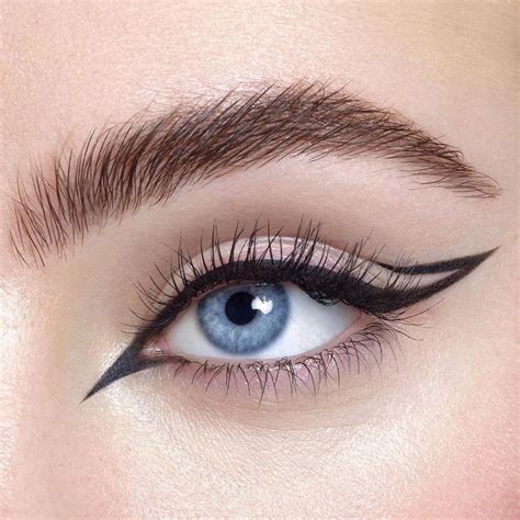 11 Eyeliner Tips for Blue Eyes ...