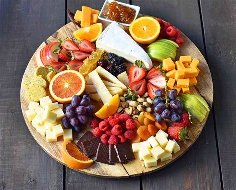 How to make the BEST Fruit and Cheese Board. How to make a cheese plate. Ideas on how to make a ...