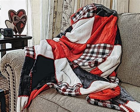 20 Different Types of Blankets Every Homeowner Should Know (Pictures)