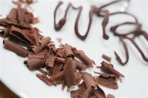 3 Ways to Make Chocolate Curls - wikiHow