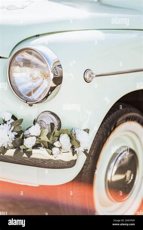 Vintage car decorated for a wedding Stock Photo - Alamy