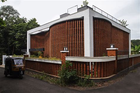 Brick, Terracotta, And Wicker Form The Round Corner House In Kottayam, Kerala - Design Pataki