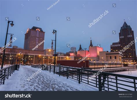 Milwaukee Winter Milwaukee Wisconsin Usa Stock Photo 620137985 - Shutterstock