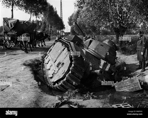 events, Second World War / WWII, France, abandoned French tank Char Stock Photo: 19856921 - Alamy