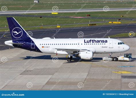 Lufthansa Airbus A319 Airplane Dusseldorf Airport Editorial Photography - Image of ailw, tractor ...