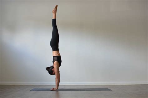 Adho Mukha Vrksasana - Handstand - YOGATEKET